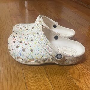CROCS LITTLE KIDS CROCS CLASSIC PAINT SPLATTER CLOG size 1